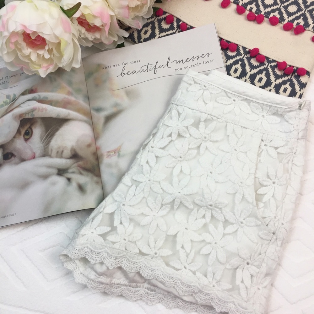 MONTEAU White Lace Floral Shorts Size Small